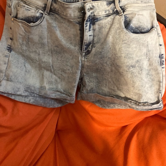 Apt 9 shorts - Picture 2 of 2